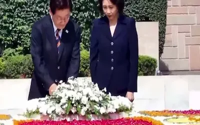 National- भारत दौरे पर ली जे म्युंग, राजघाट पहुंचकर गांधी को दी श्रद्धांजलि