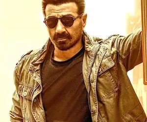 Entertainment- लग्जरी लाइफस्टाइल के लिए जाने जाते हैं बॉलीवुड अभिनेता सनी देओल