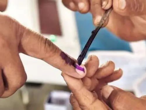 मतदान जारी,