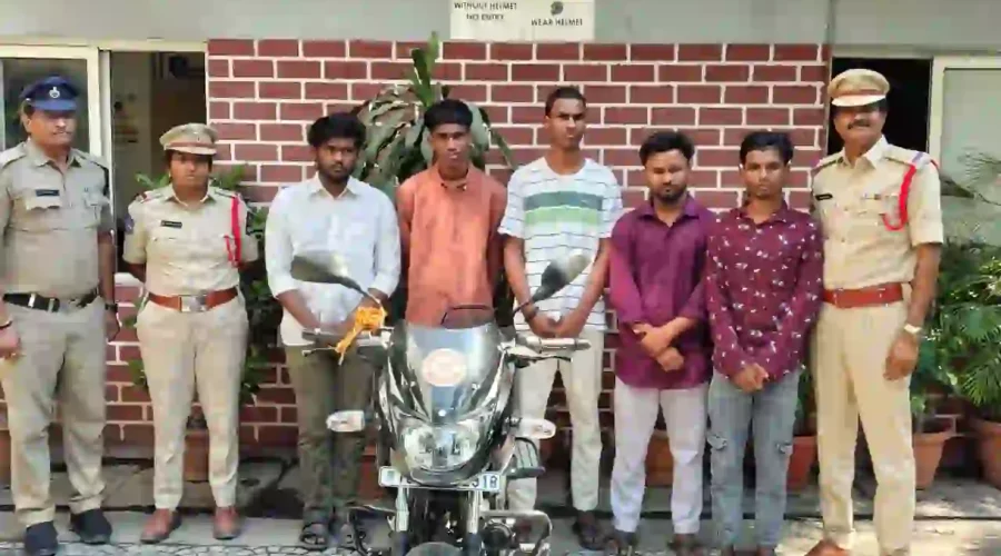 सोशल मीडिया वीडियों के आधार पर जोखिमपूर्ण ड्राइविंग करने वाले पांच गिरफ्तार