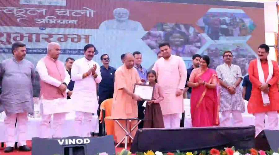 मुख्यमंत्री ने परोसा मिड-डे मील, बच्चों से कहा- रोज स्कूल आना