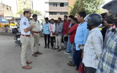 मोबाइल पर बात करते हुए वाहन चलाने वालों पर सख्ती