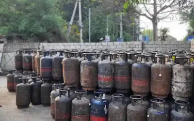गैस सिलेंडरों की कालाबाजारी पर सख्ती, 1.5 करोड़ रुपये के सिलेंडर जब्त