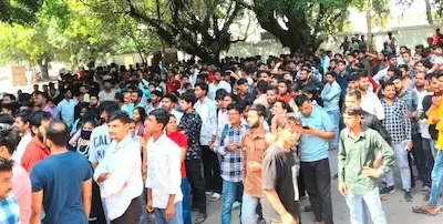 UP- नोएडा में सैलरी को लेकर बवाल, पुलिस जीप तोड़ी, वाहनों में आग