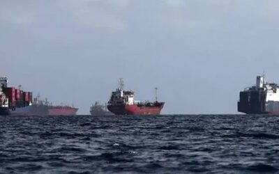 जलडमरूमध्य में फंसी 15 भारतीय जहाज