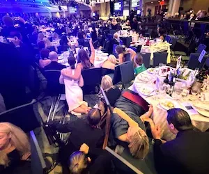 USA- गोलियों की गूंज के बीच मेजों के नीचे दुबके ट्रंप, बाल-बाल बचे शीर्ष नेता