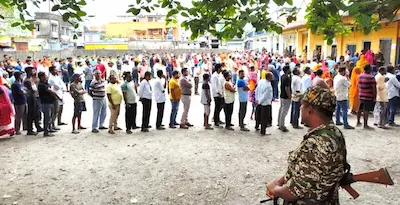 West Bengal Voting LIVE -वोटिंग के बीच हंगामा: कई बूथों पर EVM खराब, TMC-BJP कार्यकर्ता भिड़े