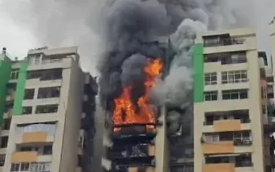 Ghaziabad : इंदिरापुरम के गौड़ ग्रीन एवेन्यू में भीषण आग