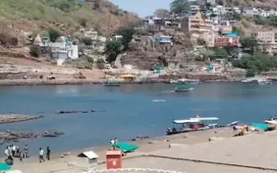 Madhya Pradesh : ओंकारेश्वर में नाव हादसा, 10 श्रद्धालु सुरक्षित