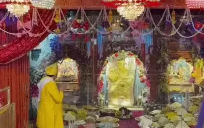 हनुमान जन्मोत्सव पर मेहंदीपुर बालाजी को सोने का चोला चढ़ाया