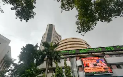 Stock Market : शेयर बाजार में भारी गिरावट, सेंसेक्स 1500 अंक लुढ़का