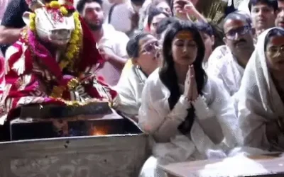 Bollywood : अभिनेत्री सोनल चौहान ने किए महाकाल मंदिर के दर्शन