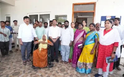 Khammam : विकलांग महिला को दो घंटे में मंत्री ने दिलाई व्हीलचेयर