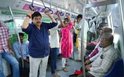 Hyderabad : ईंधन बचत के लिए भाजपा प्रदेश अध्यक्ष ने मेट्रो से किया सफर