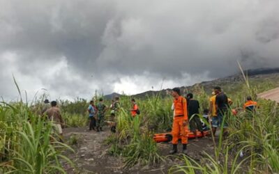 Indonesia volcano : इंडोनेशिया में ज्वालामुखी फटा, तीन पर्वतारोहियों की मौत