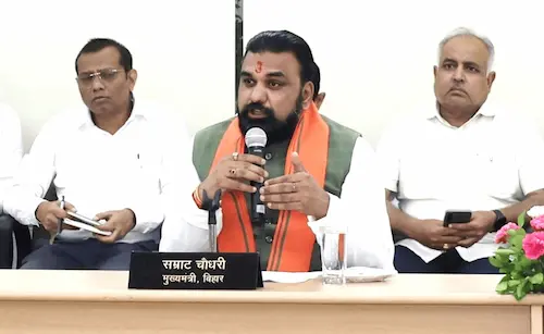 नए मंत्रियों के साथ बैठक करते सीएम सम्राट चौधरी.