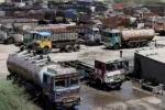 डीजल की मार से थमे ट्रकों के पहिए
