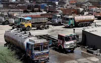 Diesel: डीजल की मार से थमे ट्रकों के पहिए