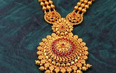 Gold: सोने-चांदी की कीमतों में भारी उछाल: चांदी ₹2.56 लाख के पार