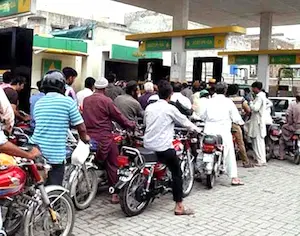 PAK- वैश्विक संकट के बीच पाकिस्तान में घटे पेट्रोल-डीजल के दाम, 5 रुपये प्रति लीटर की कटौती