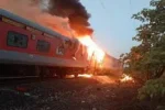 National- रतलाम में बड़ा रेल हादसा : राजधानी एक्सप्रेस में भीषण आग, दिल्ली-मुंबई रेल मार्ग बंद