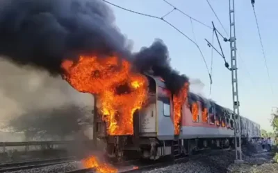 National- रतलाम में बड़ा रेल हादसा : राजधानी एक्सप्रेस में भीषण आग, दिल्ली-मुंबई रेल मार्ग बंद