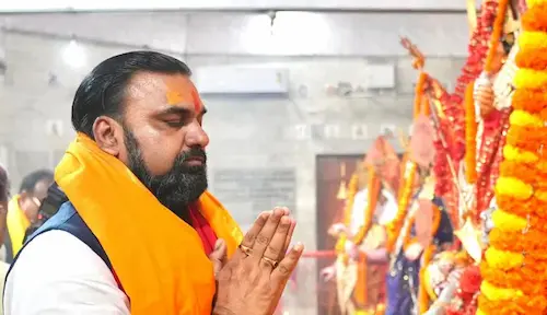 पटनाके गर्दनीबाग ठाकुरबाड़ी में पूजा करते सीएम सम्राट चौधरी।