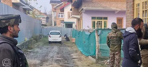 सोपोर में पुलिस ने कई जगहों पर तलाशी ली।