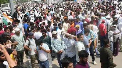 Bihar- TRE-4 बहाली को लेकर पटना में हंगामा, पुलिस ने किया लाठीचार्ज