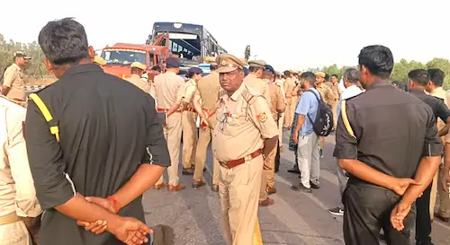 Major accident on Lucknow-Agra Expressway