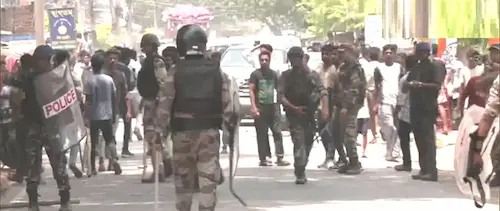 Stone pelting on police in Bengal, 10 people taken into custody during action