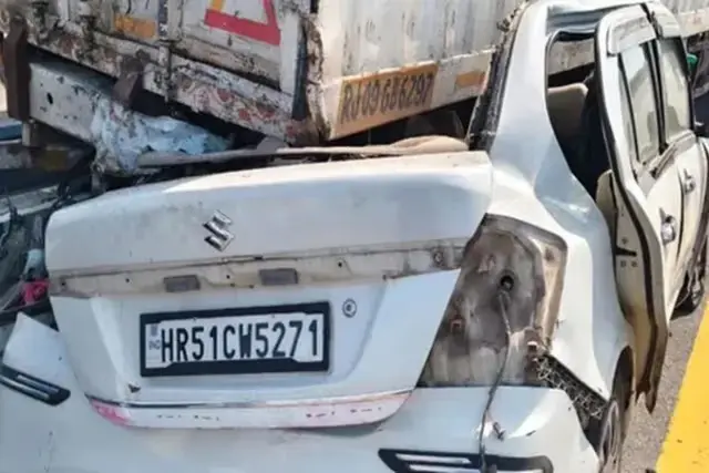 पूर्वांचल एक्सप्रेस-वे पर हादसे के बाद कार के उड़े परखचे.