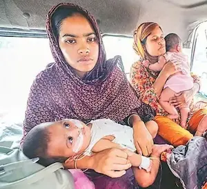 बांग्लादेश में खसरे से पीडित बच्चों के साथ परिजन.