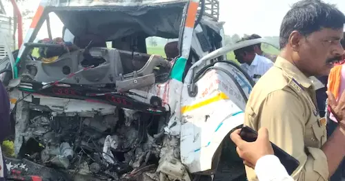 वाहन के परखच्चे उड़ गए