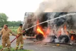 ट्रक-डंपर टक्कर के बाद लगी आग, दो लोग जिंदा जले