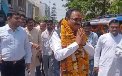 Bhopal : ई-रिक्शा से पदभार ग्रहण करने पहुंचे निगम अध्यक्ष