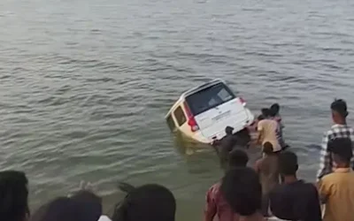Bihar : गंगा नदी में गिरी स्कॉर्पियो, मदद की जगह लोग बनाते रहे वीडियो